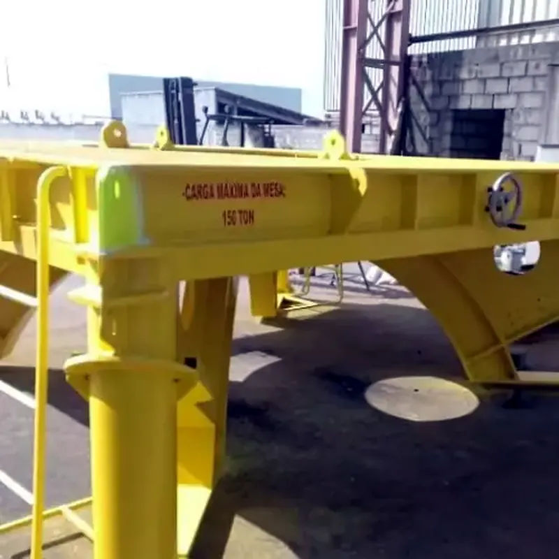 Estrutura metálica de içamento pintada em amarelo de segurança