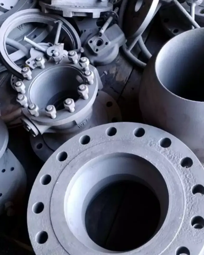 Válvulas e flanges industriais jateados, prontos para a pintura