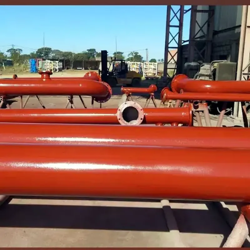 Tubulações industriais pintadas em vermelho óxido
