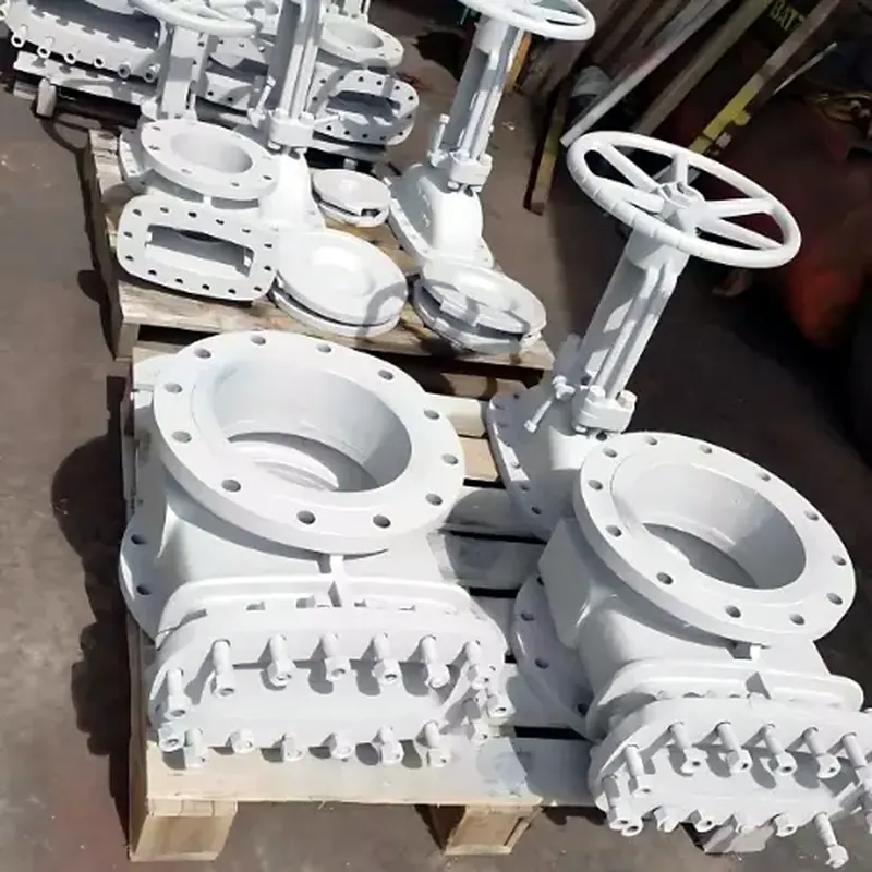 Válvulas industriais pintadas em branco sobre pallets